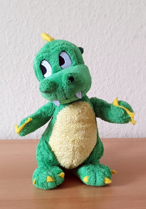 Klassentier Drache – ein kleiner grüner Stoffdrache